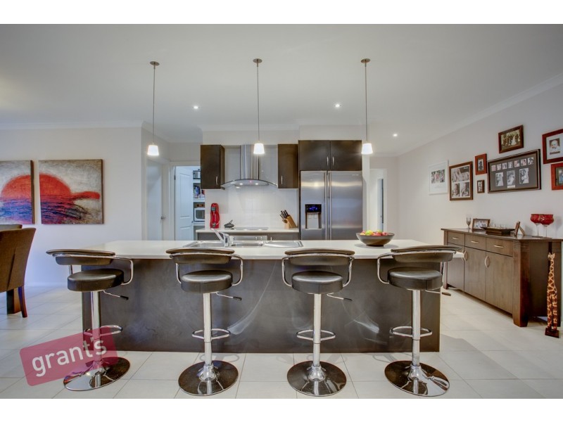 8 Howe Way, Cranbourne East VIC 3977