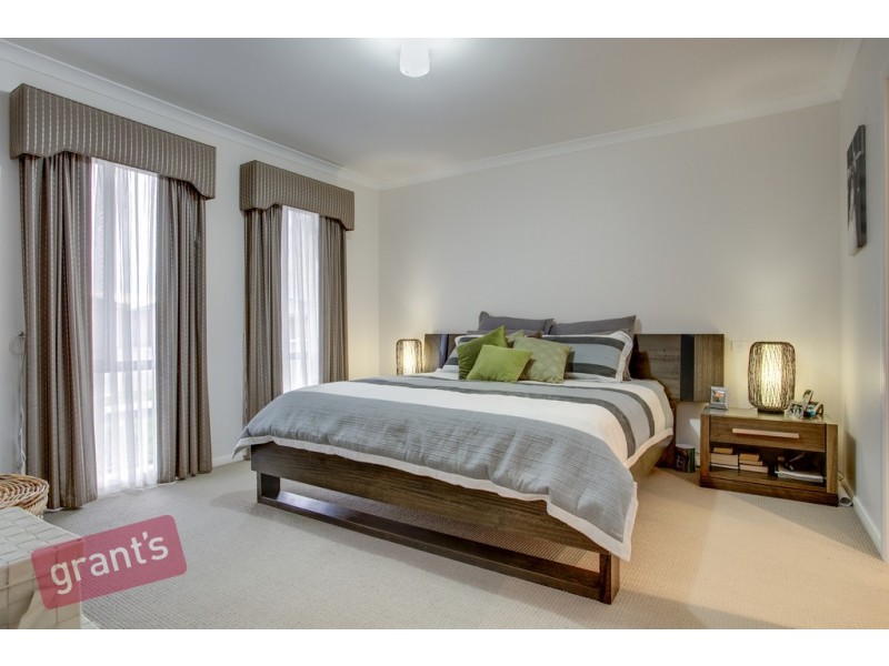 8 Howe Way, Cranbourne East VIC 3977