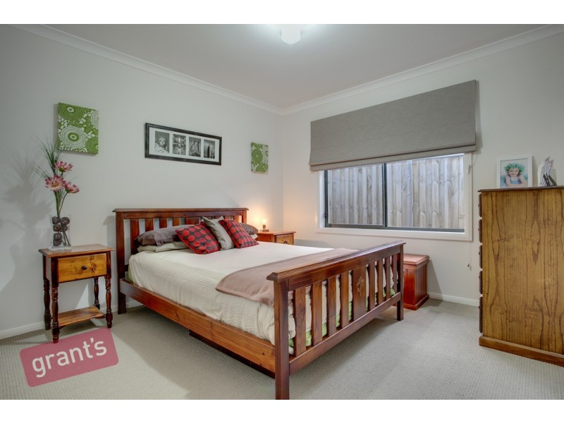 8 Howe Way, Cranbourne East VIC 3977