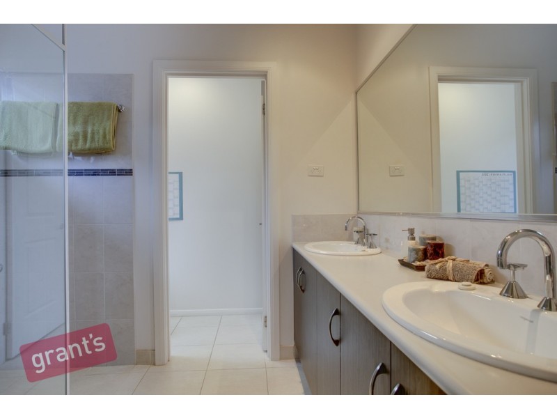 8 Howe Way, Cranbourne East VIC 3977