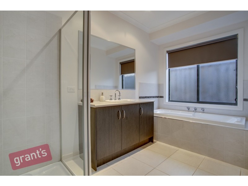 8 Howe Way, Cranbourne East VIC 3977