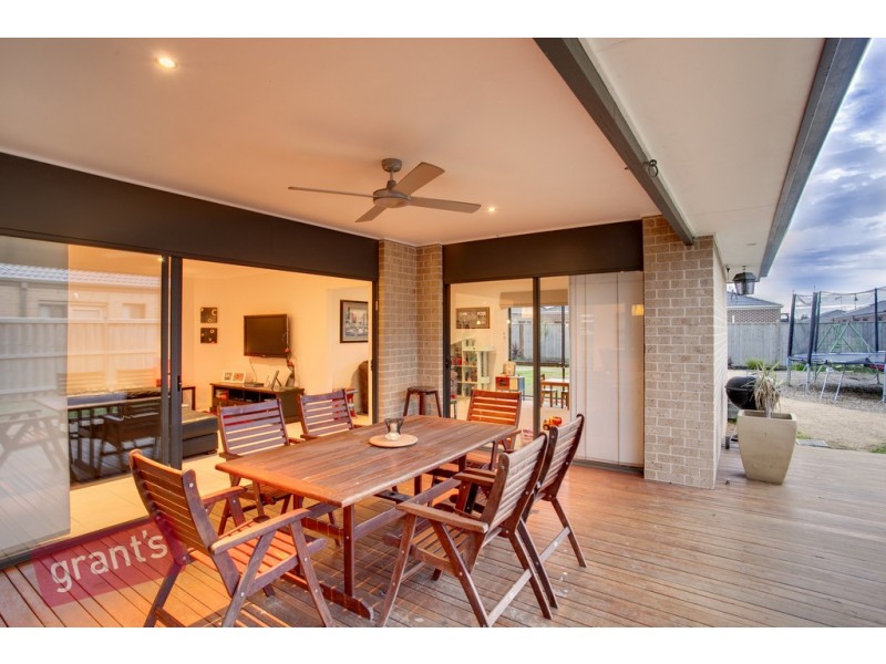 8 Howe Way, Cranbourne East VIC 3977