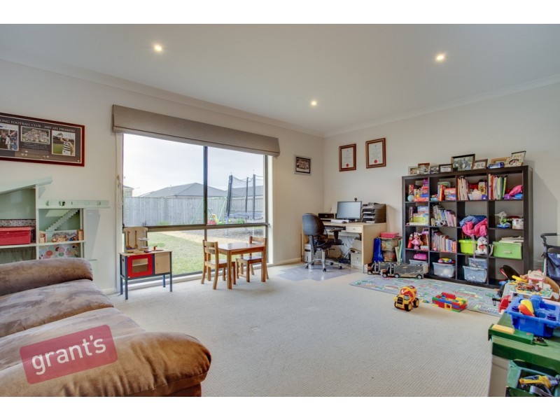 8 Howe Way, Cranbourne East VIC 3977
