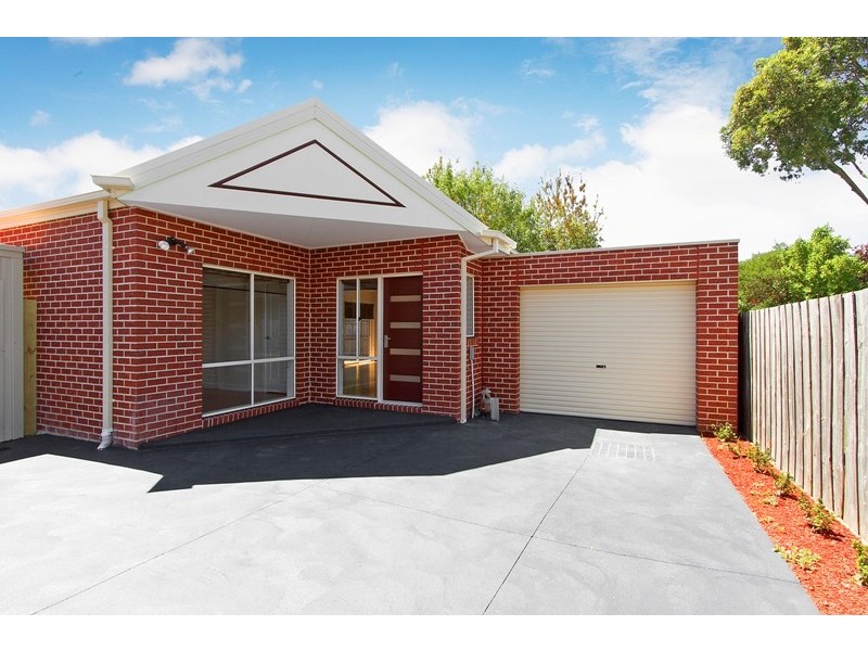 2/33 Latham Crescent, Dandenong North VIC 3175
