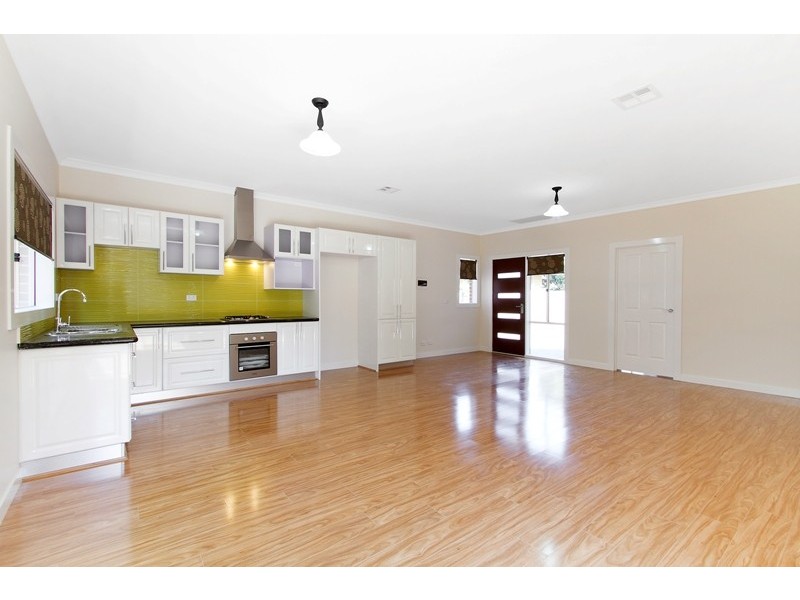 2/33 Latham Crescent, Dandenong North VIC 3175