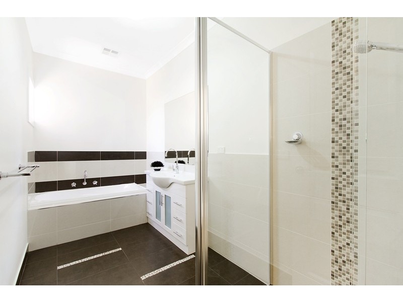 2/33 Latham Crescent, Dandenong North VIC 3175