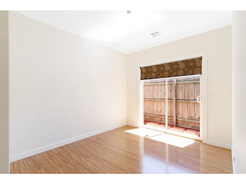 2/33 Latham Crescent, Dandenong North VIC 3175