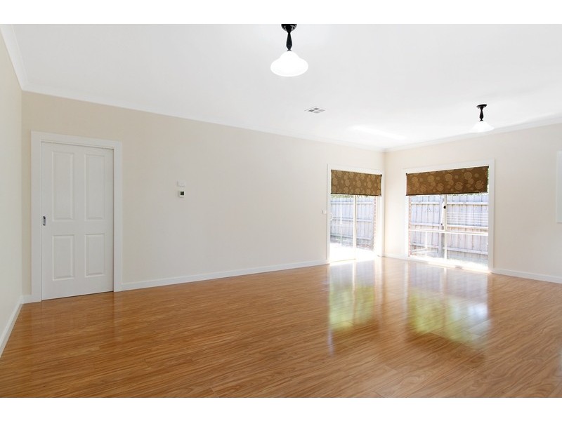 2/33 Latham Crescent, Dandenong North VIC 3175