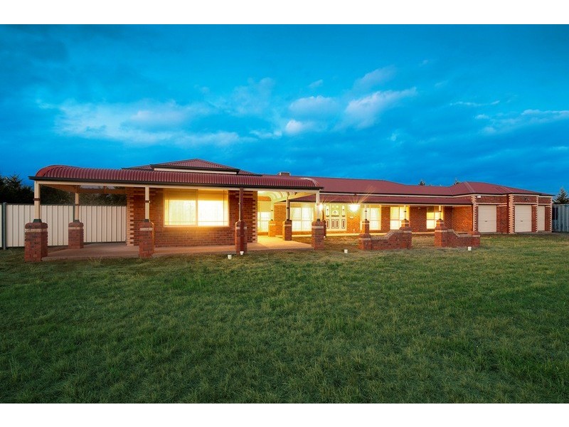 12 Croxton Drive, Kurunjang VIC 3337