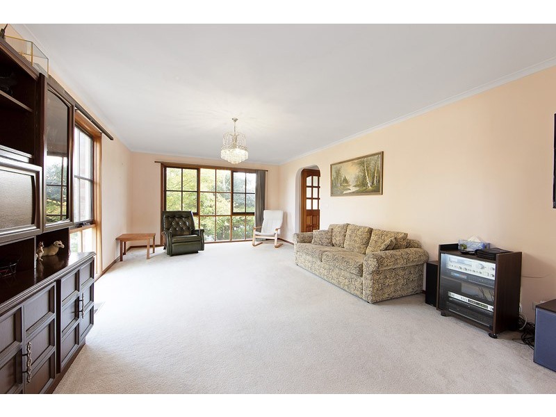 24 Lauriston Drive, Endeavour Hills VIC 3802