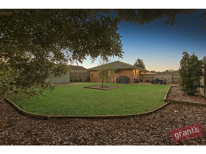 8 Norman Place, Narre Warren VIC 3805