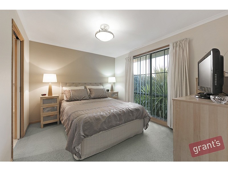 8 Norman Place, Narre Warren VIC 3805