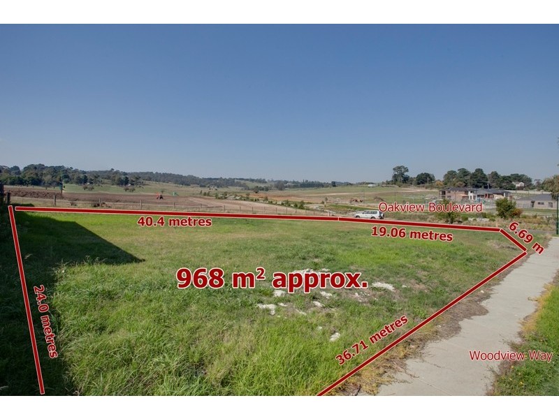 18 Oakview Boulevard, Narre Warren North VIC 3804