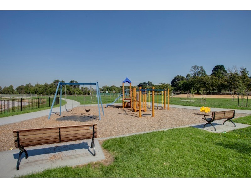 18 Oakview Boulevard, Narre Warren North VIC 3804