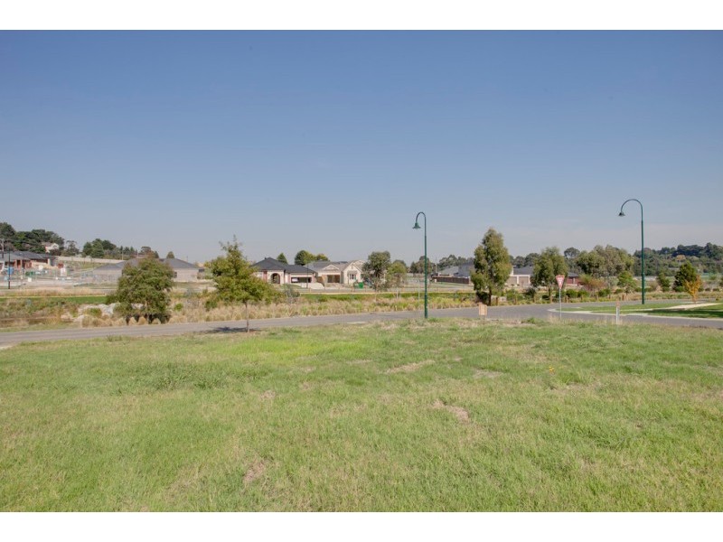 18 Oakview Boulevard, Narre Warren North VIC 3804