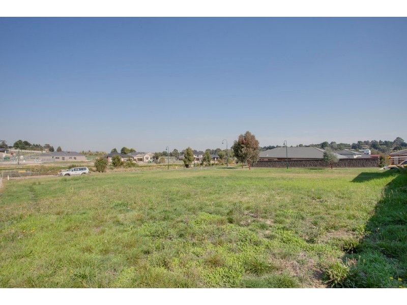 18 Oakview Boulevard, Narre Warren North VIC 3804