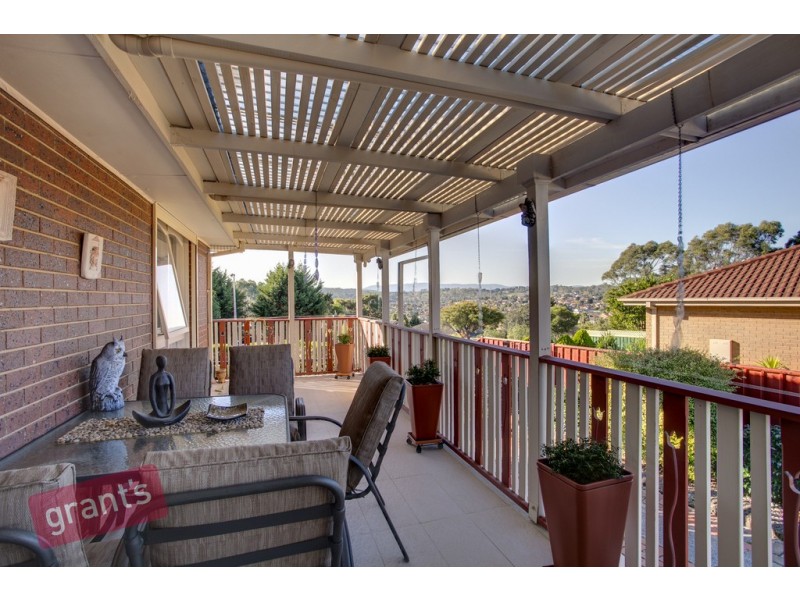 24 Monteith Crescent, Endeavour Hills VIC 3802