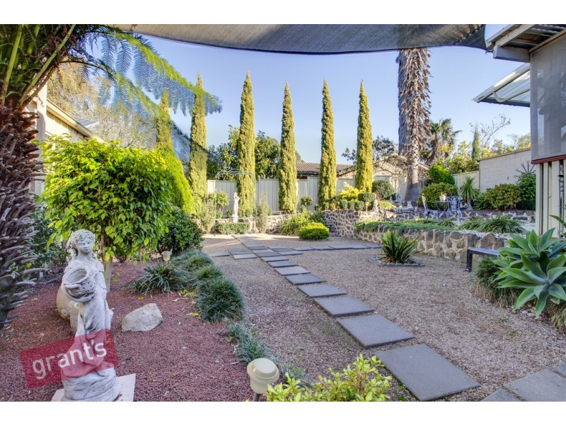 24 Monteith Crescent, Endeavour Hills VIC 3802