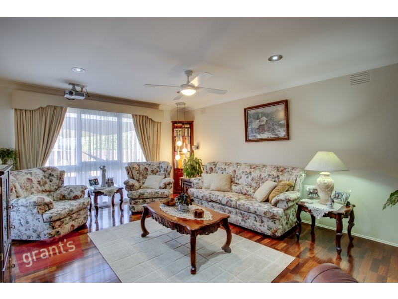 24 Monteith Crescent, Endeavour Hills VIC 3802