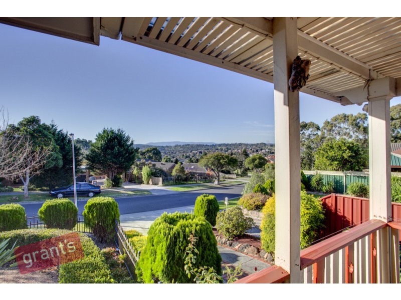 24 Monteith Crescent, Endeavour Hills VIC 3802