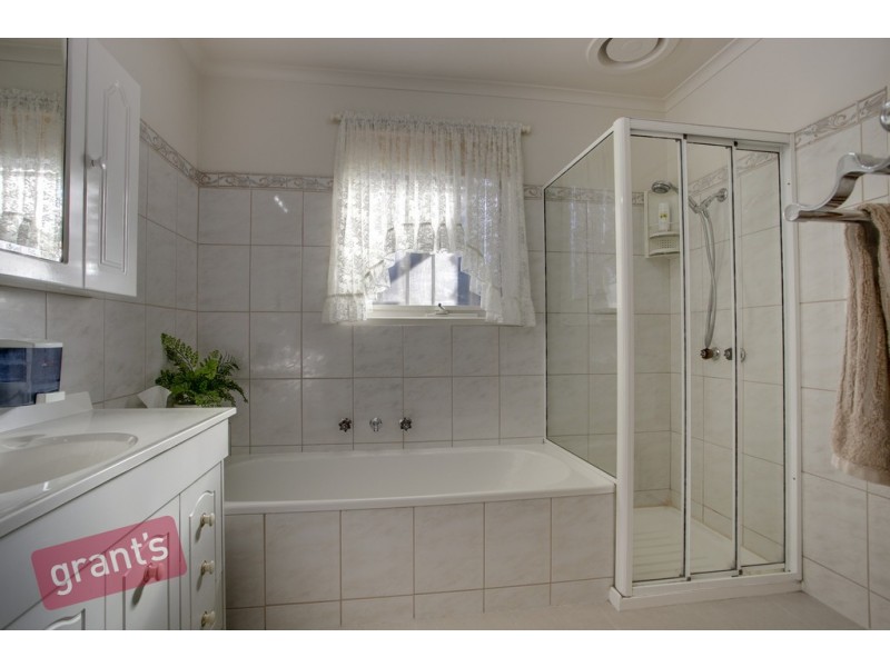 24 Monteith Crescent, Endeavour Hills VIC 3802