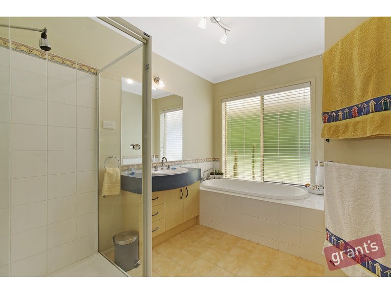 24 Blandford Crescent, Narre Warren South VIC 3805