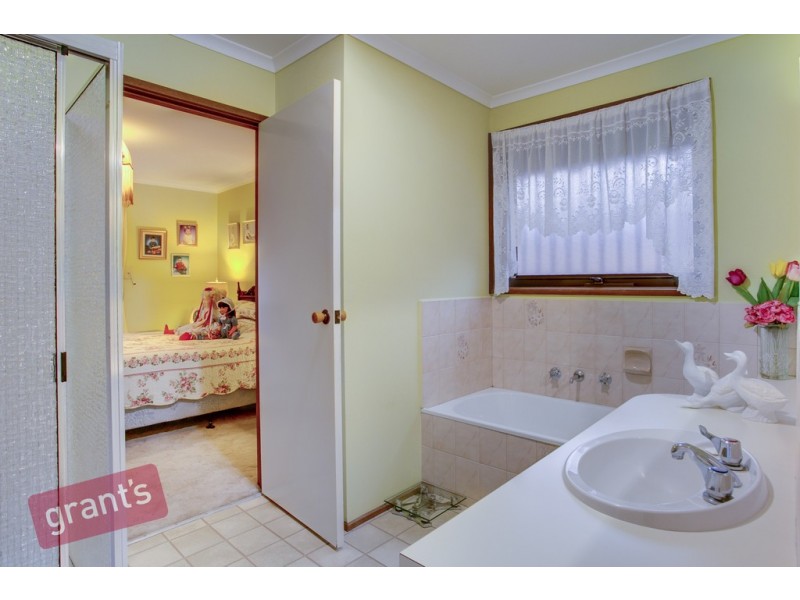 34 Struan Avenue, Endeavour Hills VIC 3802