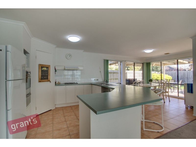 8 Cromford Crescent, Narre Warren South VIC 3805