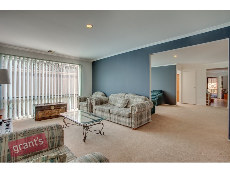 8 Cromford Crescent, Narre Warren South VIC 3805