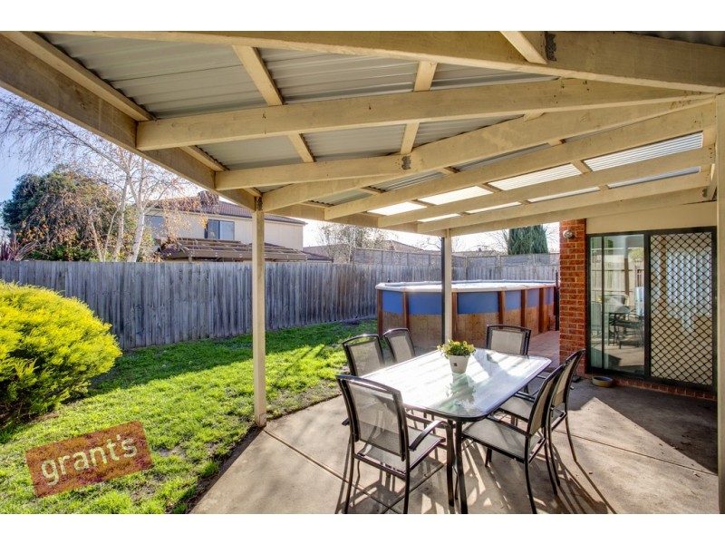 8 Cromford Crescent, Narre Warren South VIC 3805