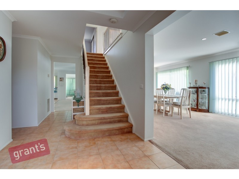 8 Cromford Crescent, Narre Warren South VIC 3805