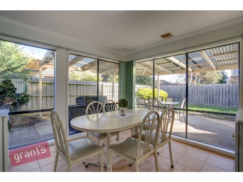 8 Cromford Crescent, Narre Warren South VIC 3805