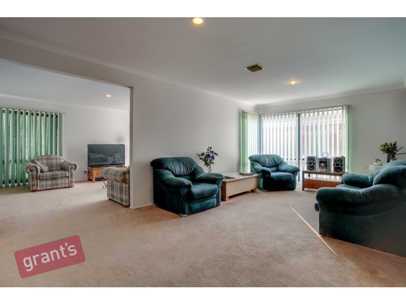 8 Cromford Crescent, Narre Warren South VIC 3805