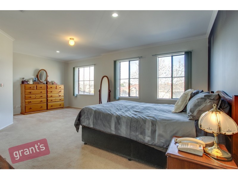 8 Cromford Crescent, Narre Warren South VIC 3805