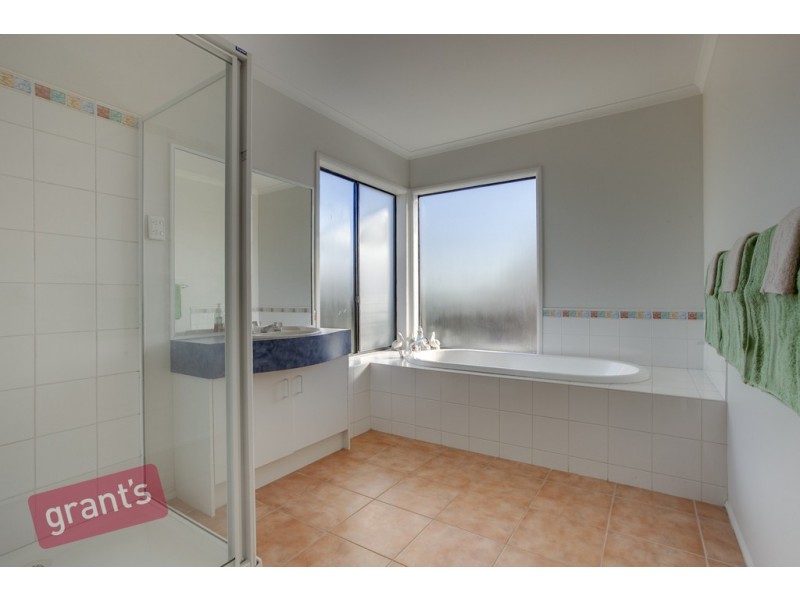 8 Cromford Crescent, Narre Warren South VIC 3805