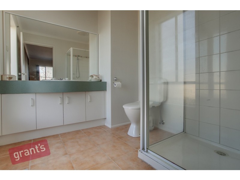 8 Cromford Crescent, Narre Warren South VIC 3805