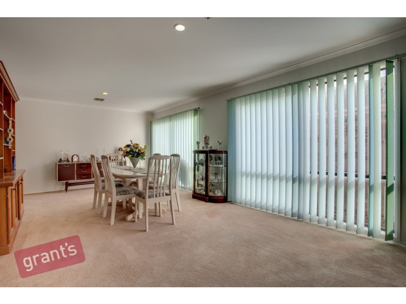 8 Cromford Crescent, Narre Warren South VIC 3805