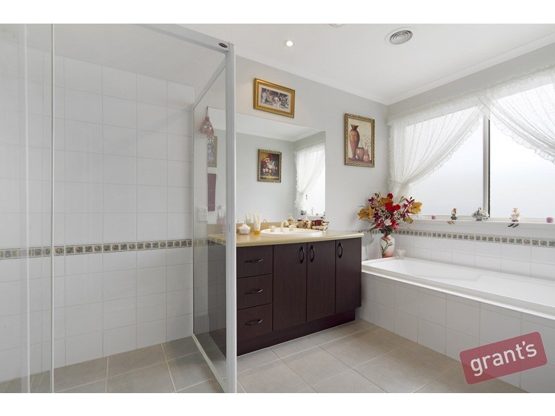 8 Kenton Walk, Narre Warren South VIC 3805