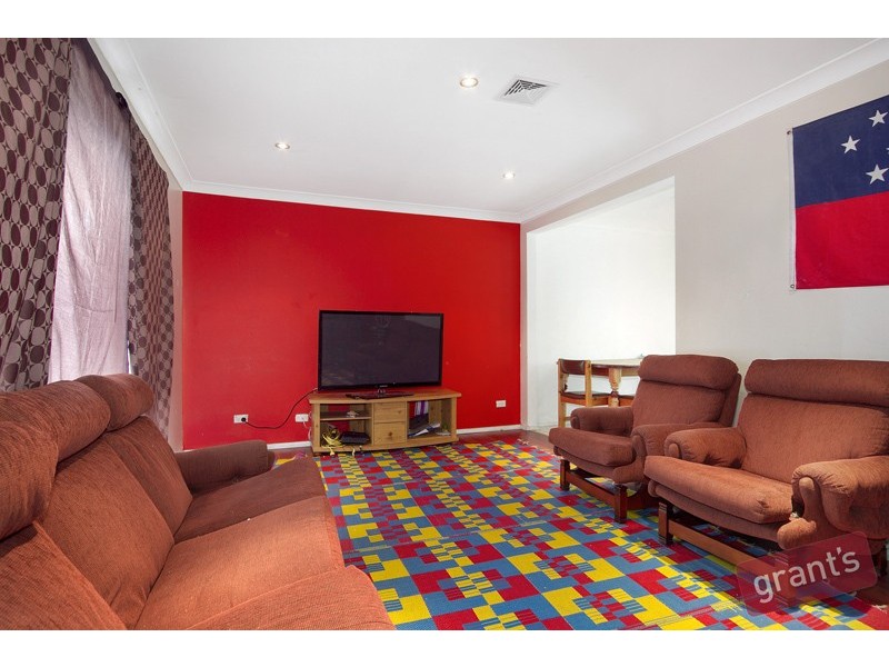 31 Hazelwood Avenue, Cranbourne North VIC 3977