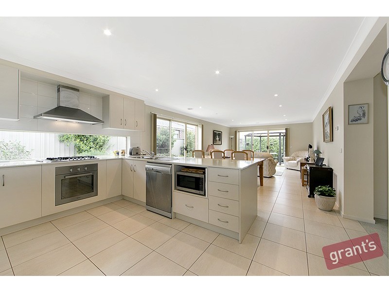 27 Avalon Crescent, Cranbourne East VIC 3977