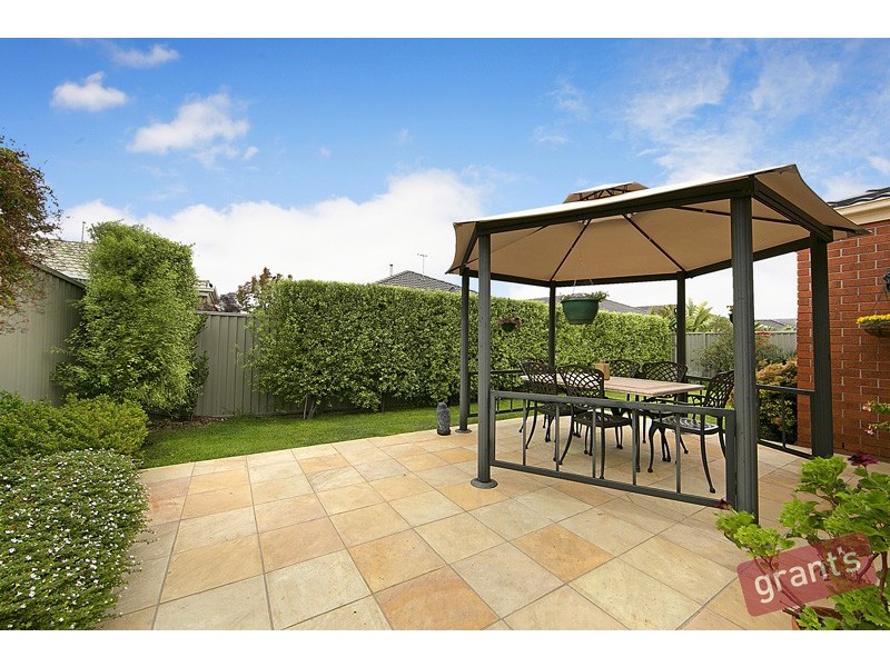 27 Avalon Crescent, Cranbourne East VIC 3977