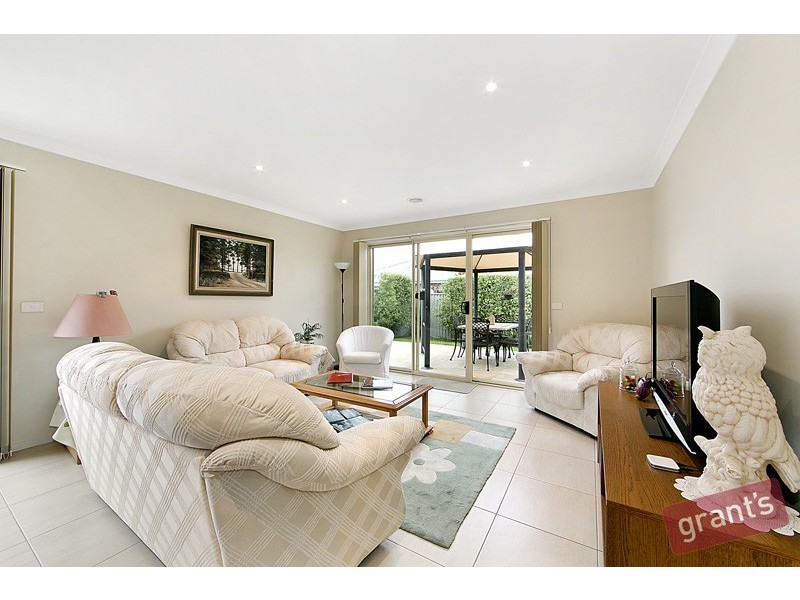 27 Avalon Crescent, Cranbourne East VIC 3977