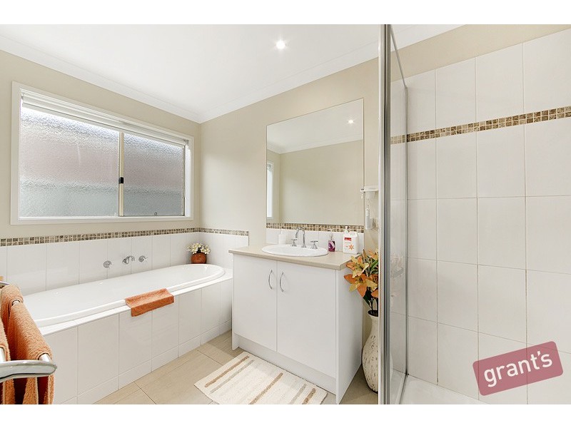 27 Avalon Crescent, Cranbourne East VIC 3977