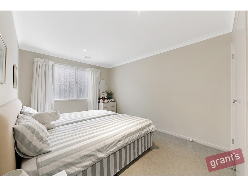 27 Avalon Crescent, Cranbourne East VIC 3977