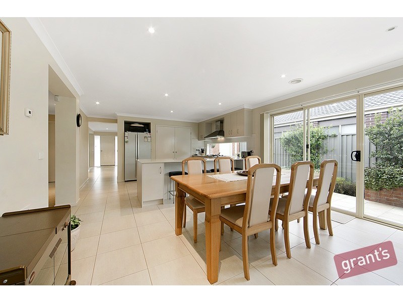 27 Avalon Crescent, Cranbourne East VIC 3977