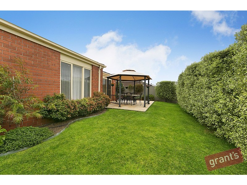 27 Avalon Crescent, Cranbourne East VIC 3977