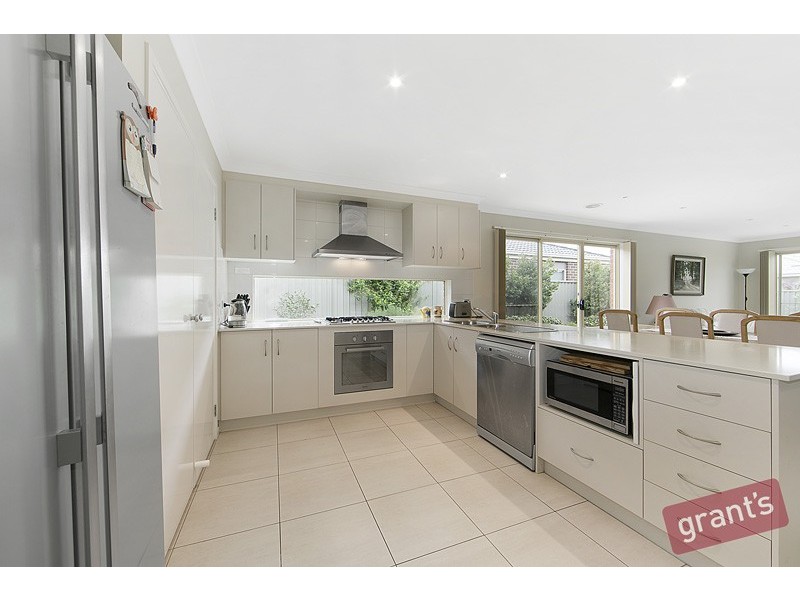 27 Avalon Crescent, Cranbourne East VIC 3977