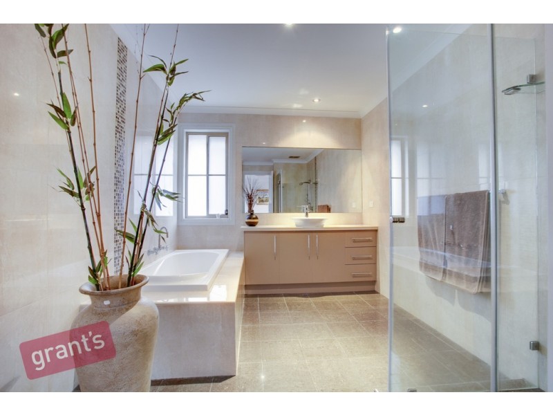 11 Oxford Court, Narre Warren South VIC 3805