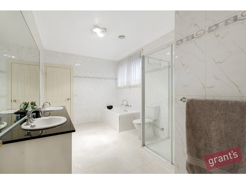 2 Hillcrest Avenue, Narre Warren VIC 3805