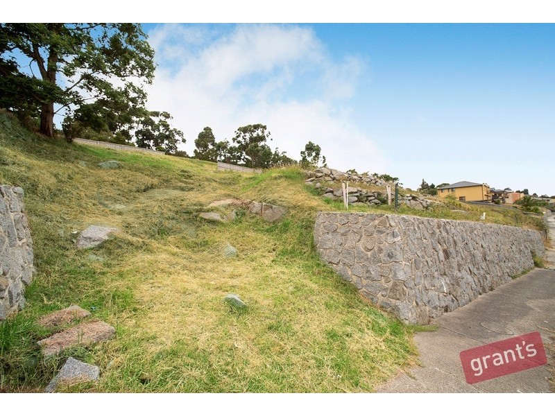 25 Montbrae Circuit, Narre Warren VIC 3805